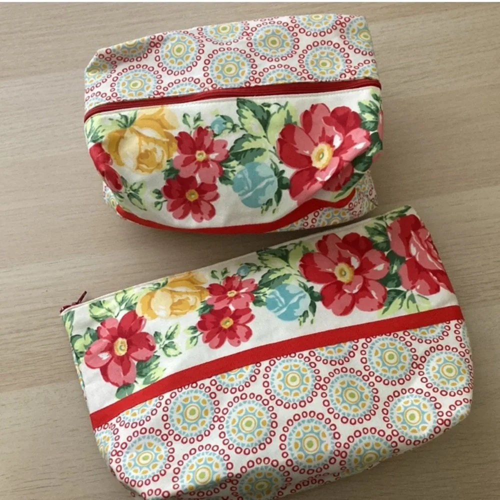 NWOT Set of 2 flora makeup or toiletry bags, large 12” small 10”, matching set